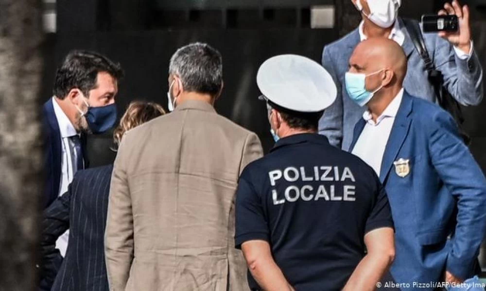 Έφτασε στο δικαστήριο ο Σαλβίνι - Η ώρα της δικαιοσύνης